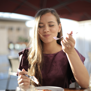 woman eating a low FODMAP meal